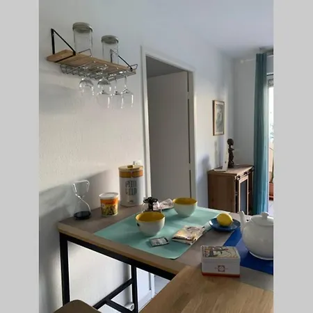 Bel A 100 Metres De La Lägenhet